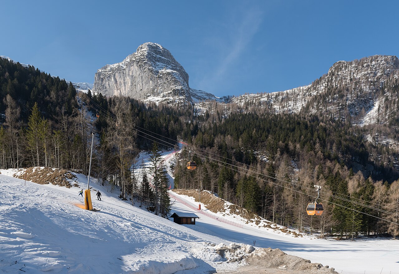 Piste e Monte Canin sopra Sella Nevea